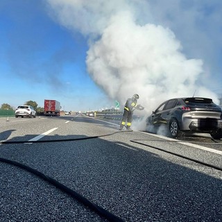 Auto in fiamme sulla A4, intervento dei Vigili del Fuoco di Novara