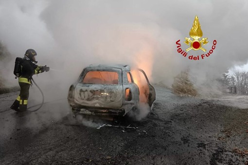 A Scopello auto avvolta dalle fiamme, in campo i Vigili del Fuoco FOTO