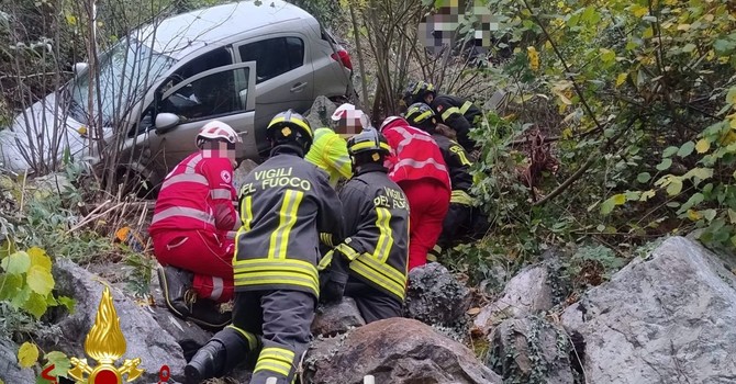 Auto precipita in un dirupo a Varallo: anziano salvato dai Vigili del Fuoc