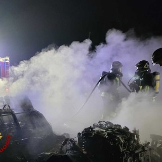 Cronaca, auto in fiamme ad Alice Castello, Vigili del Fuoco in azione Cronaca, auto in fiamme ad Alice Castello, Vigili del Fuoco in azione