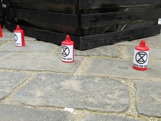 Davanti a Palazzo Lascaris si celebra il funerale dell'aria pulita: "Ogni anno muoiono 4mila piemontesi per lo smog" [FOTO e VIDEO]