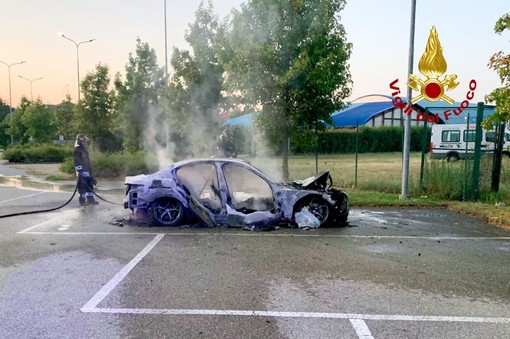 Vercelli, macchina in fiamme a Crescentino: intervengono i Vigili del Fuoco