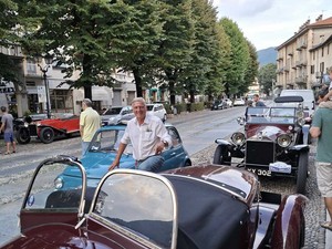 A Varallo il fascino delle Lancia Lambda incontra la “mitica 500” in Corso Roma A Varallo il fascino delle Lancia Lambda incontra la “mitica 500” in Corso Roma