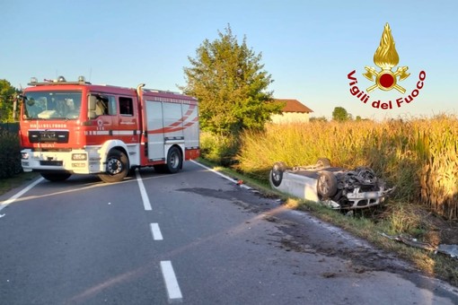 Dal Nord-ovest. Vercelli, scontro fra un'auto e uno scooter elettrico: l'intervento dei soccorsi