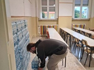Crisi idrica a Quarona, acqua potabile distribuita a scuole e asili Crisi idrica a Quarona, acqua potabile distribuita a scuole e asili