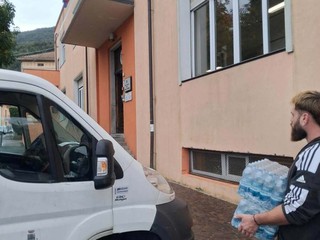Crisi idrica a Quarona, acqua potabile distribuita a scuole e asili