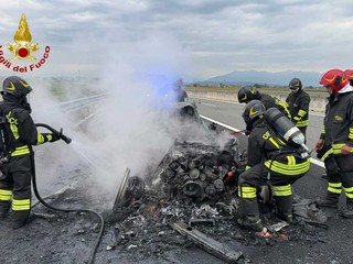 Dal Nord/Ovest, incendio auto lungo la A26