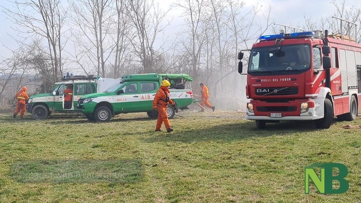 Scatta l’allarme per un incendio, fiamme tra Curino e Sostegno (foto di repertorio) Scatta l’allarme per un incendio, fiamme tra Curino e Sostegno (foto di repertorio)
