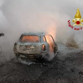 A Scopello auto avvolta dalle fiamme, in campo i Vigili del Fuoco FOTO