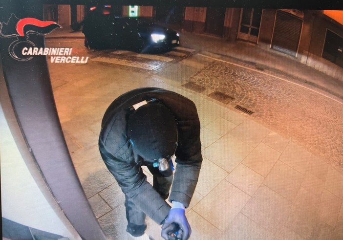 Assalti ai bancomat con esplosivi: sgominata dai Carabinieri la banda della “marmotta”