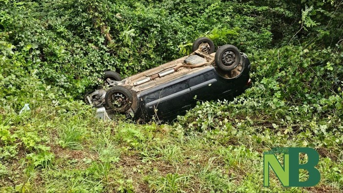 Auto finisce in una scarpata tra Sostegno e Roasio (foto di Mauro Benedetti per newsbiella.it)