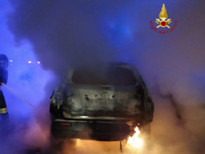 Auto in fiamme a Crevacuore (foto di repertorio) Auto in fiamme a Crevacuore (foto di repertorio)