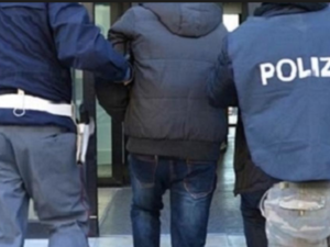 Evade dai domiciliari per tentare un furto in un'auto
