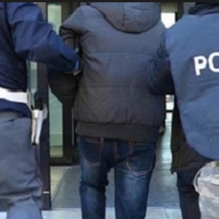 Evade dai domiciliari per tentare un furto in un'auto