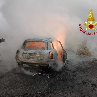 A Scopello auto avvolta dalle fiamme, in campo i Vigili del Fuoco FOTO A Scopello auto avvolta dalle fiamme, in campo i Vigili del Fuoco FOTO