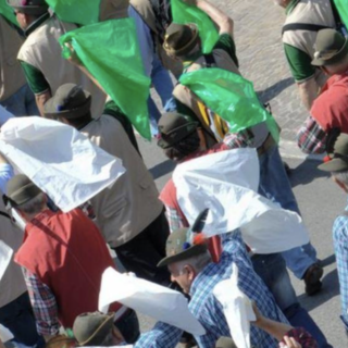 Centro storico di Genova, barattoli di vetro lanciati da una finestra contro gli Alpini seduti in un bar