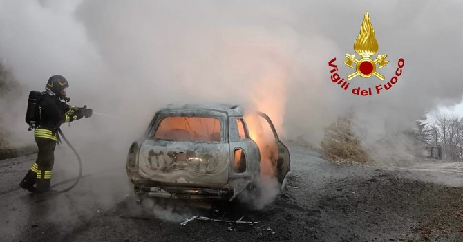 A Scopello auto avvolta dalle fiamme, in campo i Vigili del Fuoco FOTO A Scopello auto avvolta dalle fiamme, in campo i Vigili del Fuoco FOTO