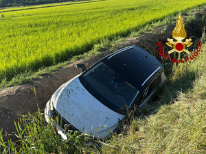 Auto in un canale nella vicina Santhià