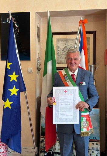 Varallo, Diploma di Benemerenza della Croce Rossa al Comune per “I Care Your Children”
