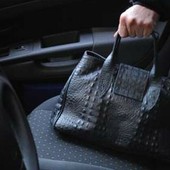 Furti con la “tecnica delle monetine” nei parcheggi dei supermercati: ecco come difendersi Furti con la “tecnica delle monetine” nei parcheggi dei supermercati: ecco come difendersi