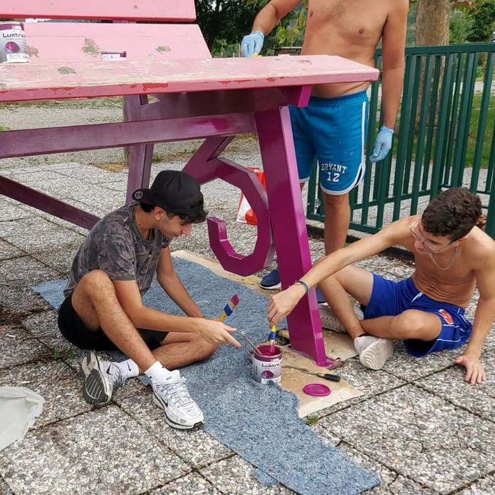 A Gattinara volontari al lavoro per la Panchina Gigante della Torre delle Castelle A Gattinara volontari al lavoro per la Panchina Gigante della Torre delle Castelle