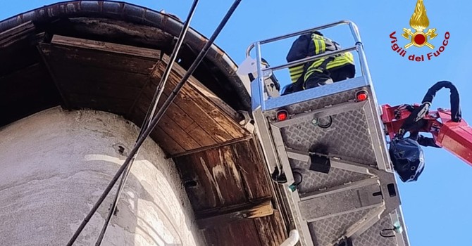Borgosesia, cadono parti del tetto di una palazzina: intervento dei Vigili del Fuoco