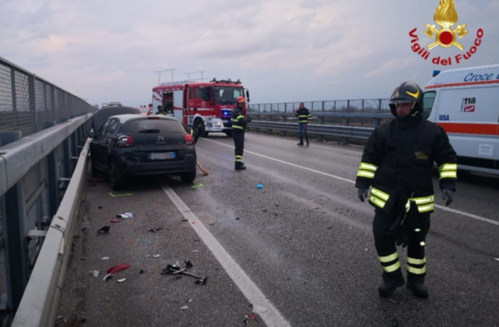 Scontro a BorgoVercelli: una persona bloccata tra le lamiere Scontro a BorgoVercelli: una persona bloccata tra le lamiere