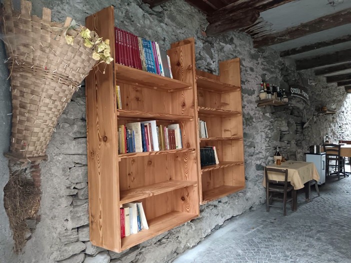 Boccioleto, sotto i portici nasce la libreria condivisa: libri a disposizione di tutti