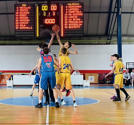 Esordio amaro per i ragazzi di Barberi Valsesia Basket: sconfitta  80-57 contro SBK School - Foto di Marta Deagostini.