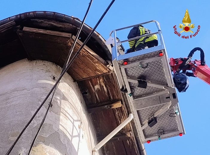 Borgosesia, cadono parti del tetto di una palazzina: intervento dei Vigili del Fuoco Borgosesia, cadono parti del tetto di una palazzina: intervento dei Vigili del Fuoco