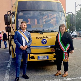 Pietrasanta: “Una giornata di comunità e orgoglio” per il primo scuolabus elettrico del Piemonte