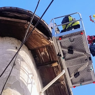 Borgosesia, cadono parti del tetto di una palazzina: intervento dei Vigili del Fuoco