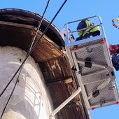 Borgosesia, cadono parti del tetto di una palazzina: intervento dei Vigili del Fuoco Borgosesia, cadono parti del tetto di una palazzina: intervento dei Vigili del Fuoco