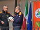 Daniele Cora consegna a Corrado Busnelli il casco di Ispettore Generale Corpo AIB Piemonte