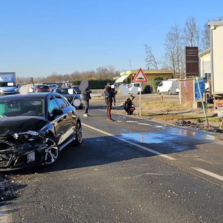 Maxi incidente a Brusnengo, schianto tra due auto e camion: ci sono dei feriti (foto di Mauro Benedetti per newsbiella.it).