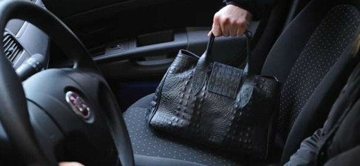 Furti con la “tecnica delle monetine” nei parcheggi dei supermercati: ecco come difendersi Furti con la “tecnica delle monetine” nei parcheggi dei supermercati: ecco come difendersi