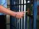 Alessandria, notte di violenza al carcere: detenuto dà fuoco alla cella e colpisce un ispettore con un bastone