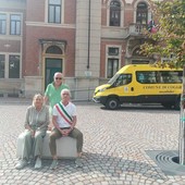 Nuovo volto per piazza XXV Aprile: Coggiola inaugura la piazza e presenta lo scuolabus