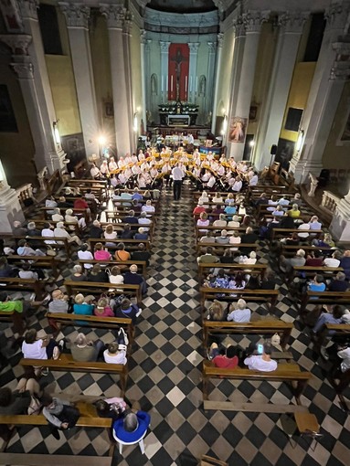 Folto pubblico a Coggiola per il Concerto sotto le Stelle (foto di Ermanno Orsi)