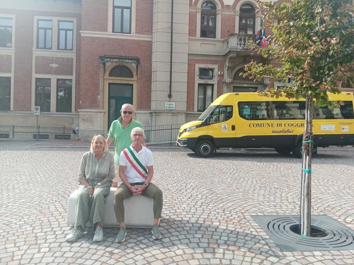 Nuovo volto per piazza XXV Aprile: Coggiola inaugura la piazza e presenta lo scuolabus