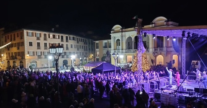 Piazza gremita a Varallo per il Capodanno: musica, festa e comunità Piazza gremita a Varallo per il Capodanno: musica, festa e comunità