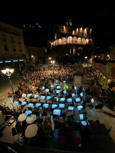 Varallo, grande successo per il Gran Galà Lirico in piazza Vittorio Emanuele II