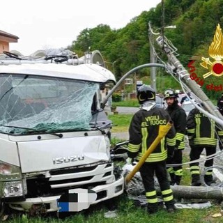 Valduggia, finisce contro un palo della luce: conducente estratto dalle lamiere