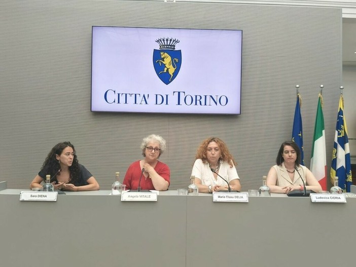 Attivisti per Gaza fermati in Libia, Torino scende in piazza: “Riportiamo a casa Dina e Domenico”