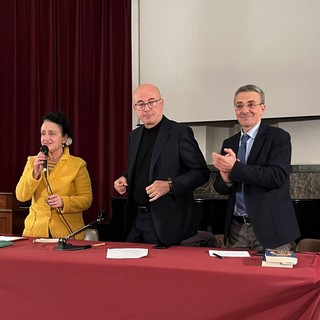 Borgosesia, Aldo Cazzullo incontra gli studenti delle medie: “La vera ricchezza della vita è il tempo”