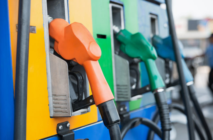 Alla pompa cambia tutto: benzina su di 15 centesimi, diesel al riparo