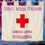 Borgosesia espone lo stendardo della Croce Rossa per la Giornata internazionale