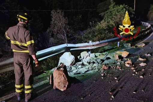 Dissesto a Cravagliana, crollano i massi sulla strada. Dissesto a Cravagliana, crollano i massi sulla strada.