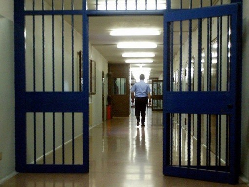 Vercelli, movimentate perquisizione in carcere: trovati droga e telefonini in alcune cella, ma è rabbiosa la reazione di alcuni detenuti