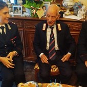 Vercelli, il maresciallo Antonio Ledda compie 104 anni: gli auguri dell’Arma dei Carabinieri Vercelli, il maresciallo Antonio Ledda compie 104 anni: gli auguri dell’Arma dei Carabinieri